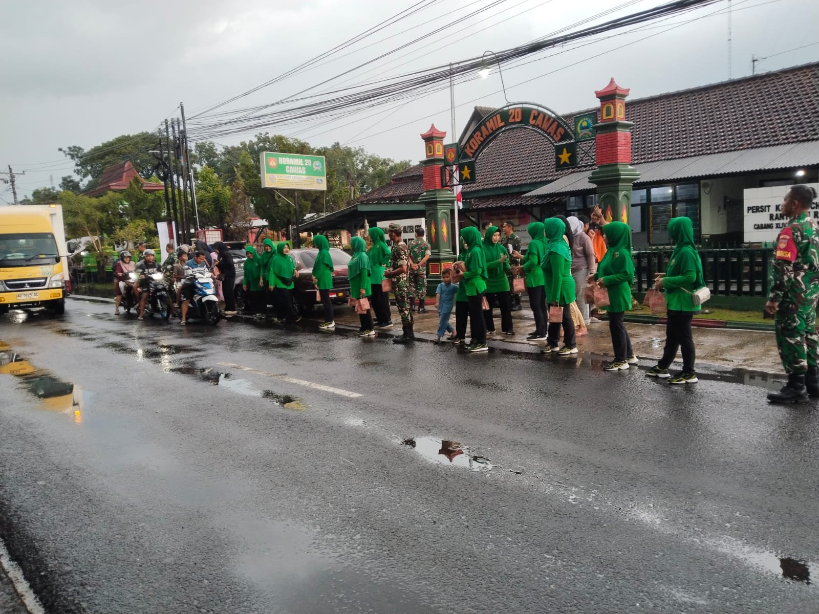 Kodim 0723/Klaten dan Persit Berbagi Takjil Ramadhan 1447 H, Perkuat Kemanunggalan TNI-Rakyat