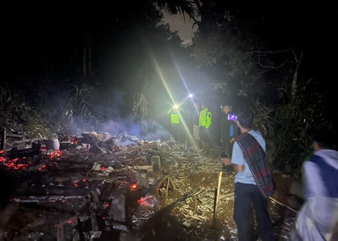 Polsek Banjarwangi Gerak Cepat Cek TKP, Rumah Warga Jayabakti Ludes Terbakar Diduga Akibat Korsleting