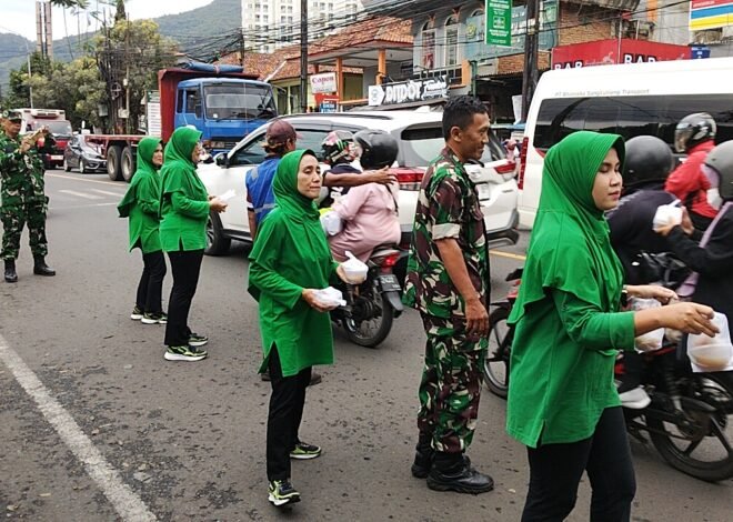 Persit dan Koramil 1005/Jatinangor Berbagi Takjil di Bulan Ramadan, Wujud Kepedulian kepada Masyarakat