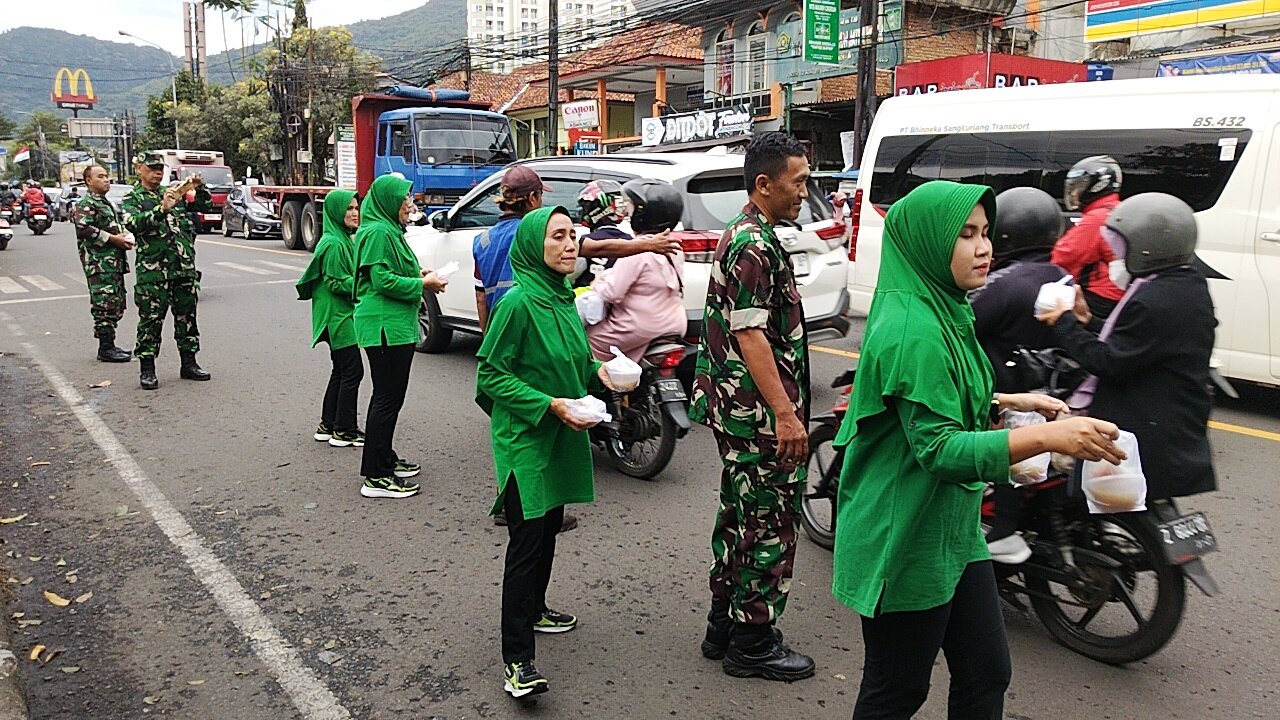 Persit dan Koramil 1005/Jatinangor Berbagi Takjil di Bulan Ramadan, Wujud Kepedulian kepada Masyarakat