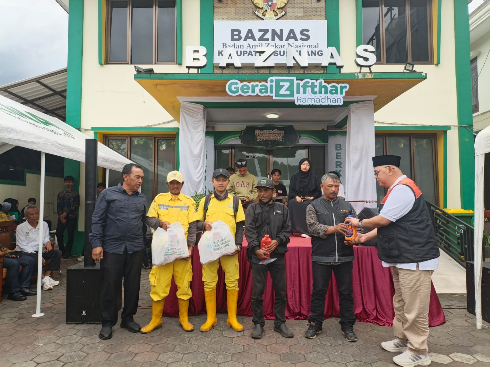 BAZNAS Sumedang Salurkan 300 Paket Sembako untuk Pasukan Kuning DLH Jelang Idul Fitri