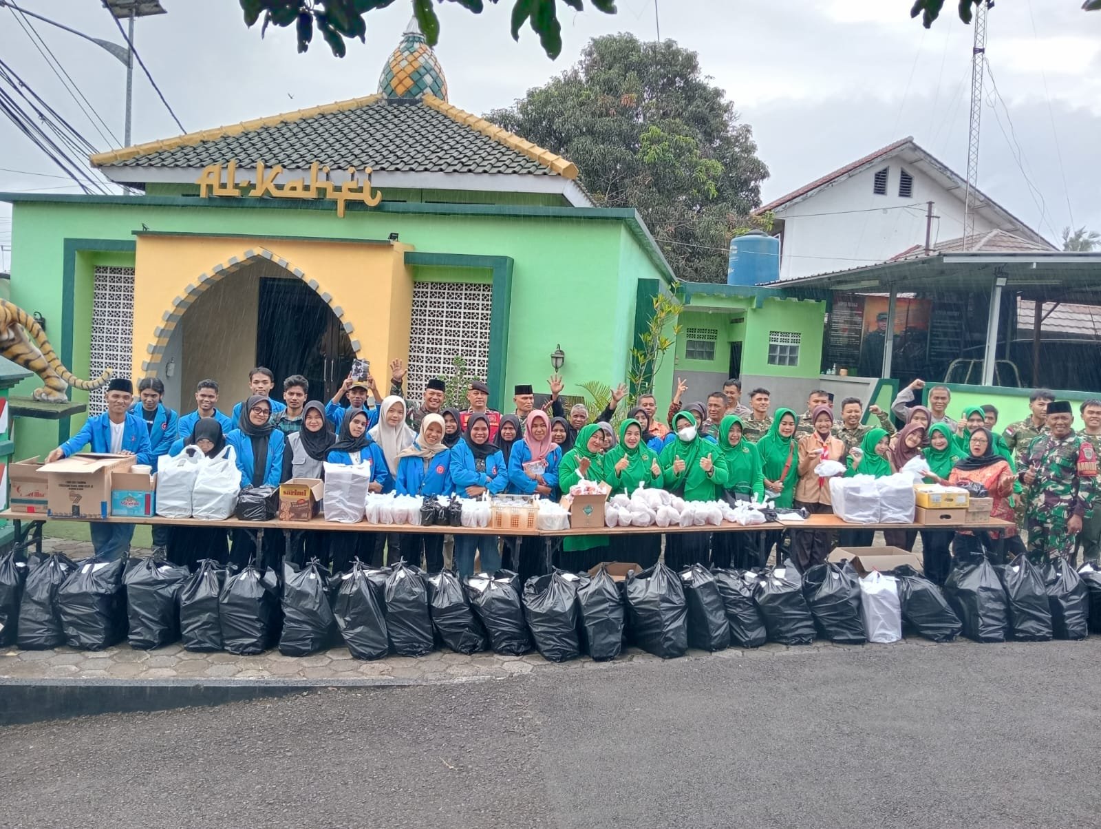 Kolaborasi Hebat di Bulan Suci: Koramil Tanjungsari, Mahasiswa dan Santri Berbagi 4.500 Takjil Sambil Serukan Perdamaian