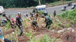 Personel TNI–Polri bersama relawan dan masyarakat menanam pohon di lokasi bekas longsor Dusun Jelekong, Desa Cigendel, Pamulihan, Sumedang, Selasa (10/3/2026), dalam kegiatan “Ngabuburit Hejokeun Leweung”.