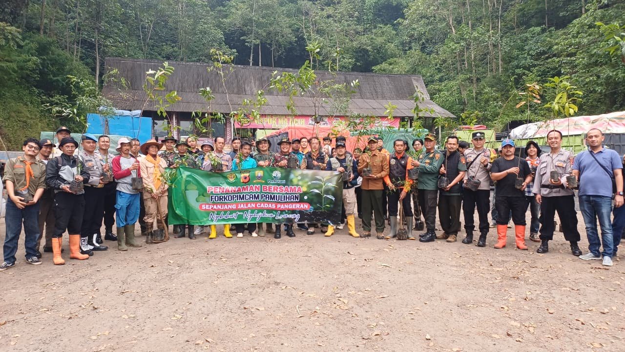 Cegah Longsor Terulang, TNI–Polri dan Relawan Tanam 200 Pohon Saat Ngabuburit di Cigendel