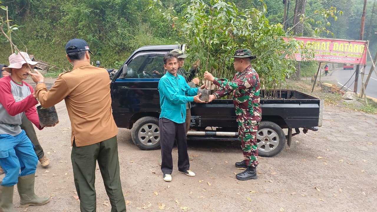 Ngabuburit Hijaukan Alam! TNI–Polri, Perhutani dan Relawan Tanam 200 Pohon di Bekas Longsor Cigendel