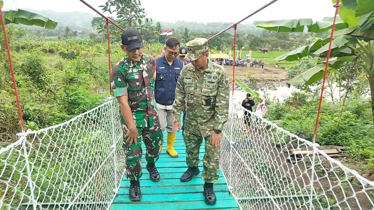 Masyarakat Apresiasi PembangunaJembatan Gantung Garuda Penghubung Desa Wanajaya dan Desa Karangbungur