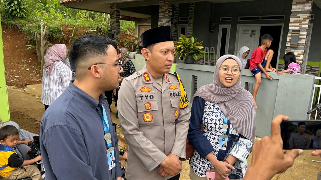 Tim Sekretaris Kabinet RI Kunjungi Dua Anak Pemulung di Sumedang, Berikan Bantuan dan Perhatian
