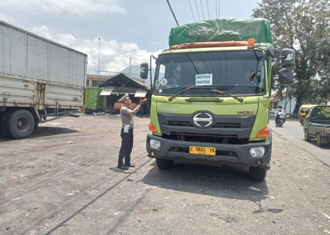 Polres Sumedang Lakukan Penyekatan Truk Sumbu Tiga di Cimalaka, Jaga Kelancaran Arus Mudik Lebaran