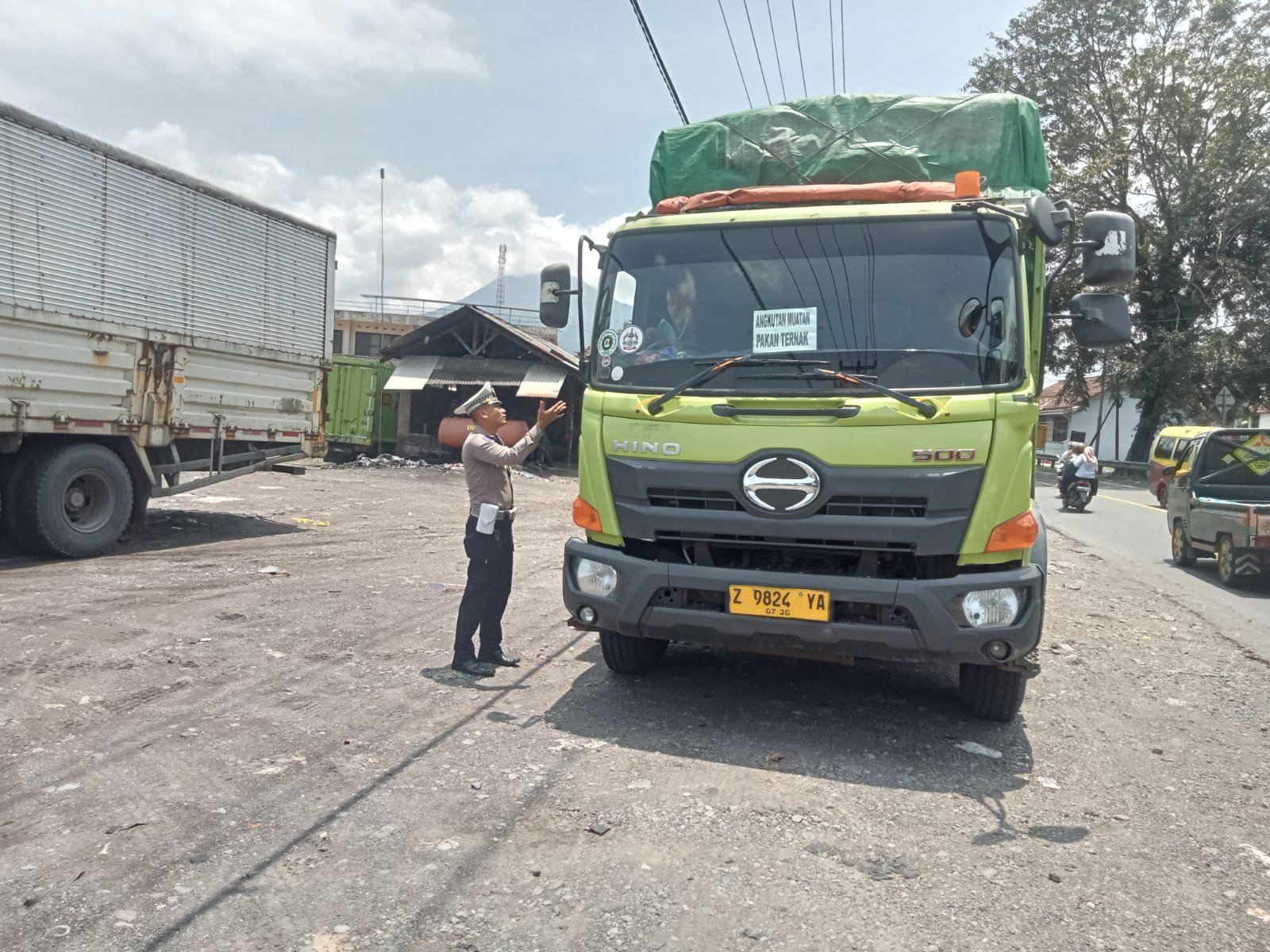 Polres Sumedang Lakukan Penyekatan Truk Sumbu Tiga di Cimalaka, Jaga Kelancaran Arus Mudik Lebaran