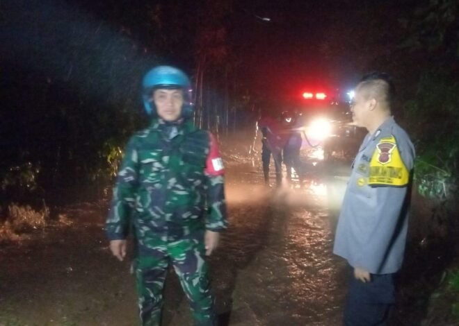 Polisi Bersama Warga Gotong Royong Bersihkan Material Longsor di Buahdua Sumedang