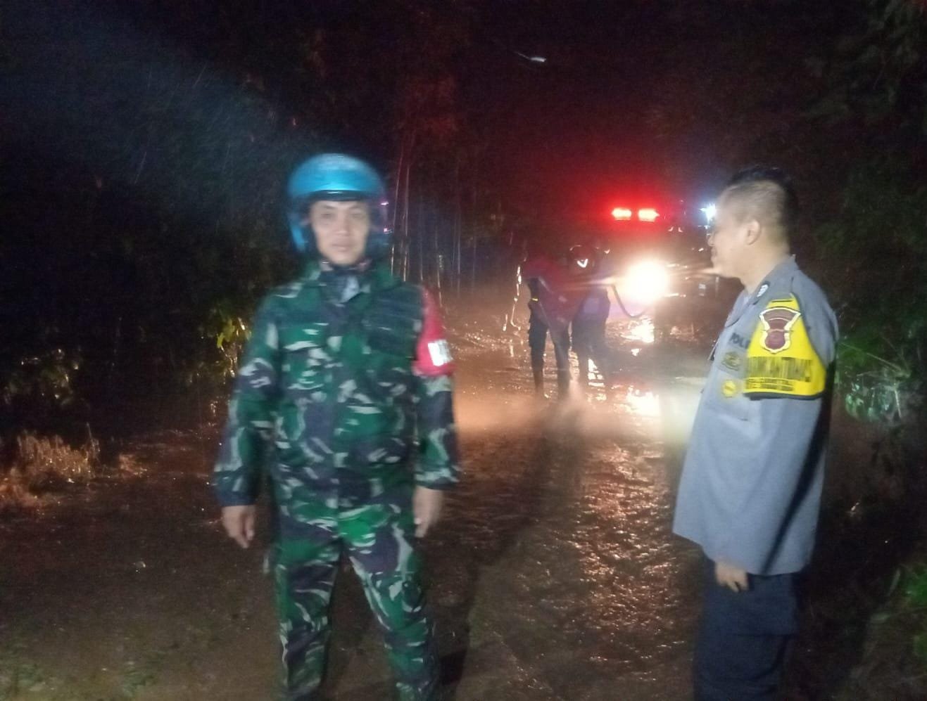 Polisi Bersama Warga Gotong Royong Bersihkan Material Longsor di Buahdua Sumedang