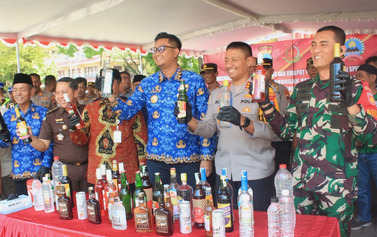 Forkopimda Klaten Musnahkan Miras Dan Knalpot Brong di Halaman Pemda