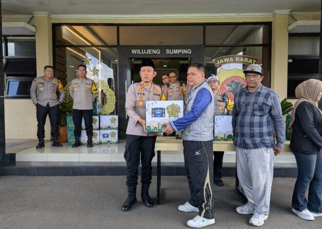 Polres Sumedang Pererat Sinergi Bersama Jurnalis, Bagikan Bingkisan Idul Fitri 1447 H