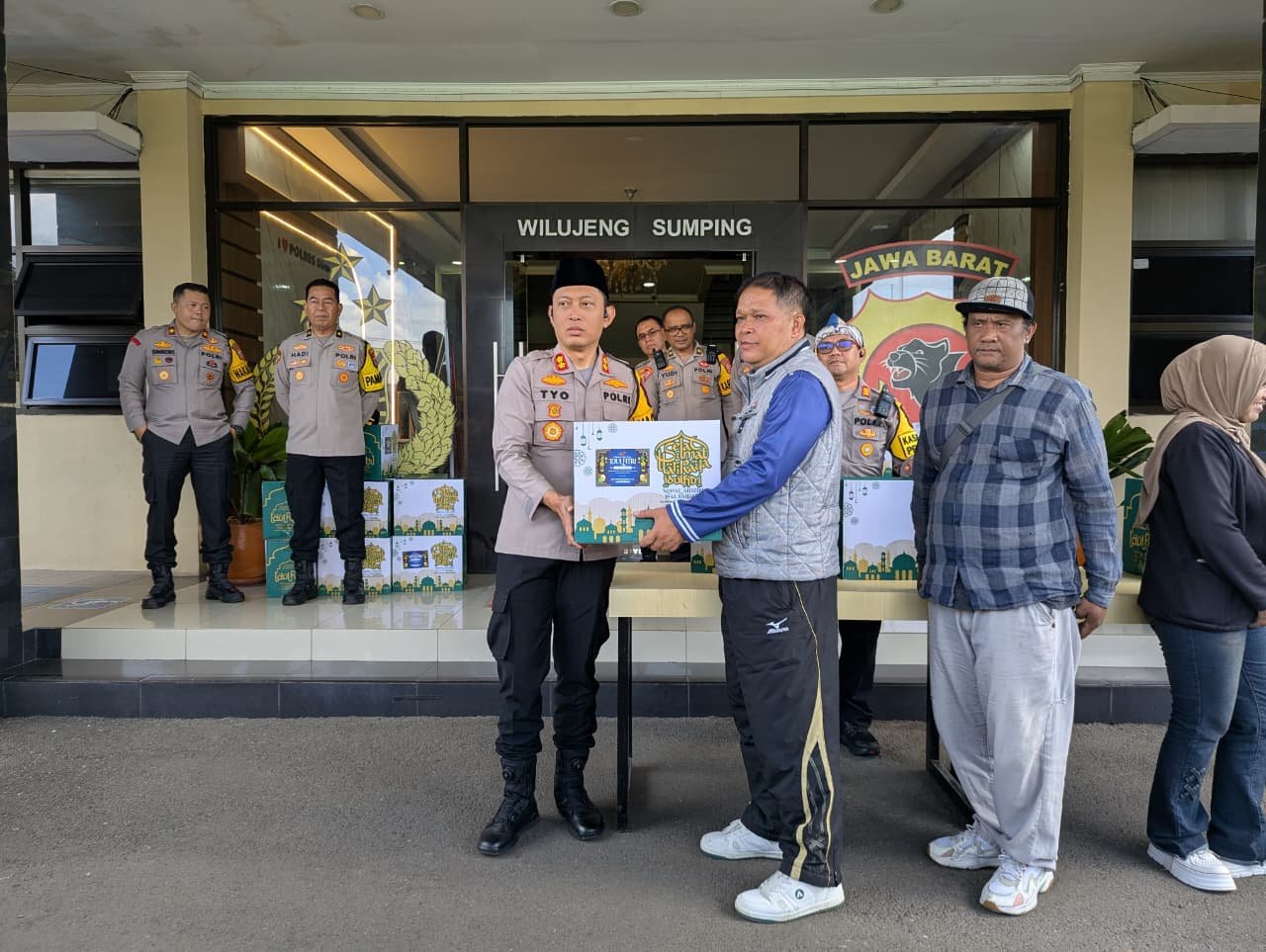 Polres Sumedang Pererat Sinergi Bersama Jurnalis, Bagikan Bingkisan Idul Fitri 1447 H