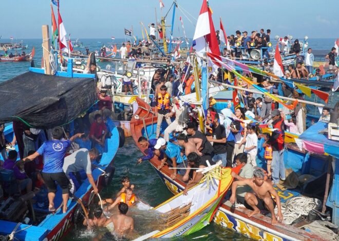 Bule Jerman Hingga Awak Kapal Perang Menjangan Ikut Meriahkan Larung Kepala Kerbau Lomban Syawalan Jepara