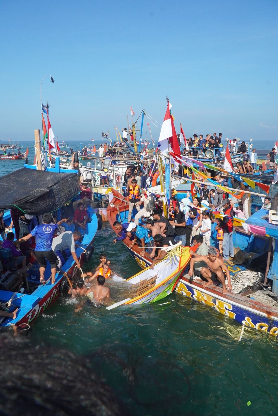 Bule Jerman Hingga Awak Kapal Perang Menjangan Ikut Meriahkan Larung Kepala Kerbau Lomban Syawalan Jepara