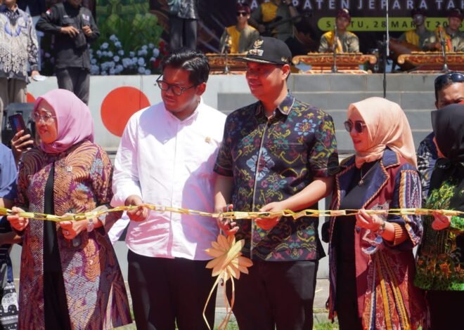 Puluhan Menit, Ribuan Kupat Lepet Habis Diserbu Warga, Puncak Pesta Lomban 2026 di Pantai Kartini Meriah