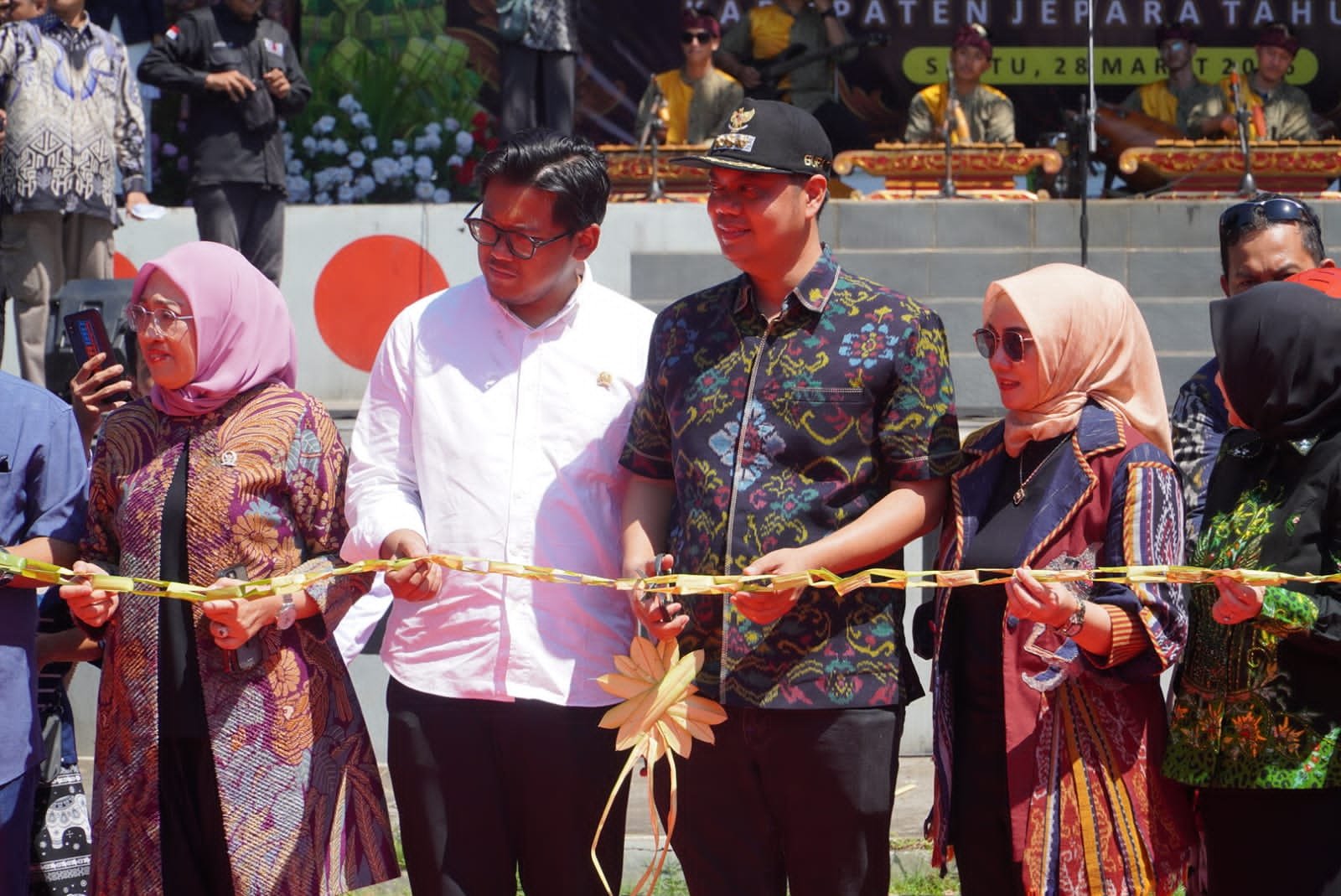 Puluhan Menit, Ribuan Kupat Lepet Habis Diserbu Warga, Puncak Pesta Lomban 2026 di Pantai Kartini Meriah