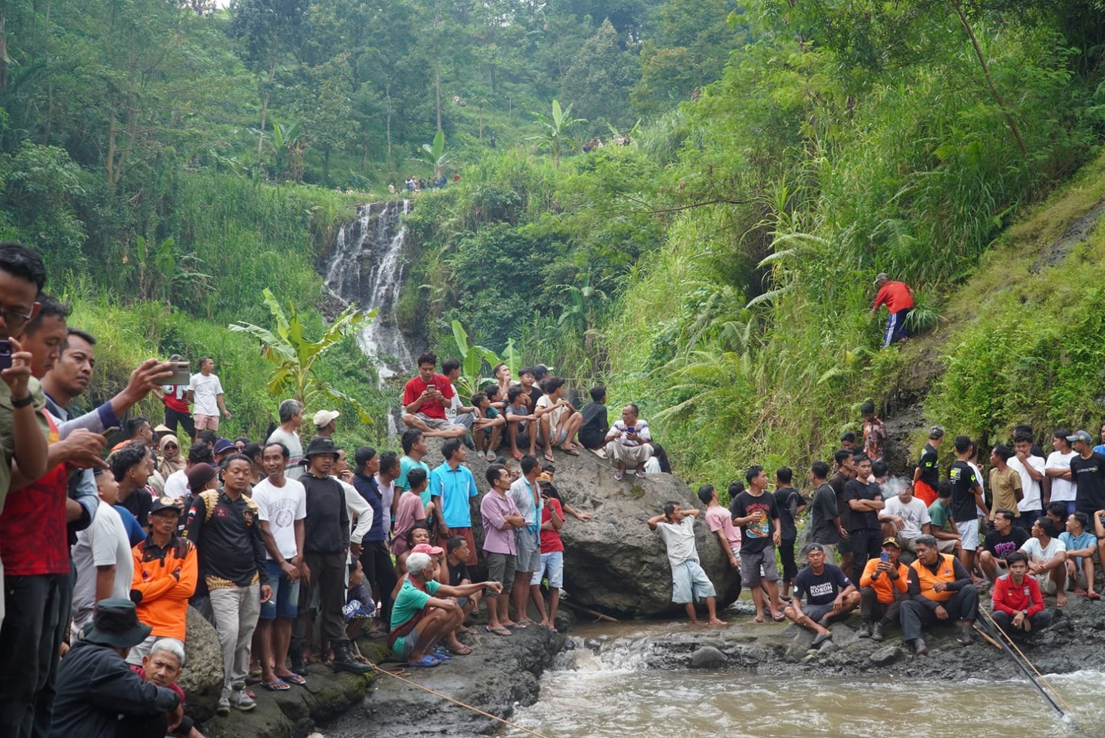 Dua Remaja Tenggelam di Batealit, Bupati Pimpin Langsung Evakuasi Korban