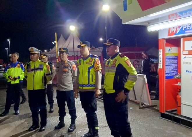 Kapolres Sumedang Monitoring One Way dan Cek Pos Pelayanan di Tol Cisumdawu, Arus Balik Terpantau Lancar