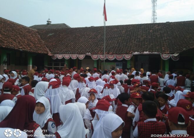 Kepala SDN Mariuk Restu Tresnawati, M.Pd Pimpin Upacara Perdana Pasca Idulfitri, Siswa Antusias Kembali ke Sekolah