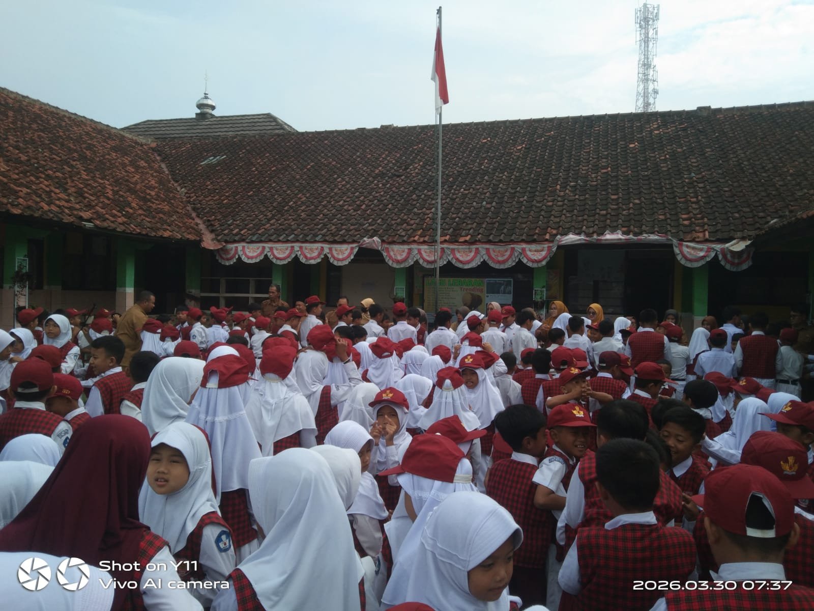 Kepala SDN Mariuk Restu Tresnawati, M.Pd Pimpin Upacara Perdana Pasca Idulfitri, Siswa Antusias Kembali ke Sekolah