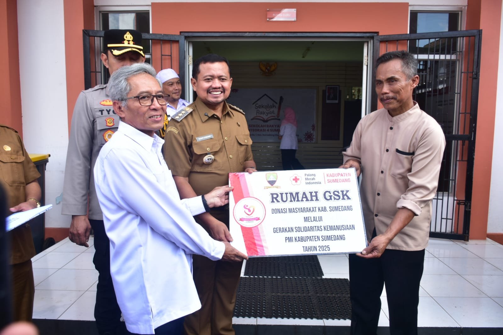 Luar biasa !! Dari Jalanan ke Bangku Sekolah Bupati Dony Antarkan Fikri ke Sekolah Rakyat.