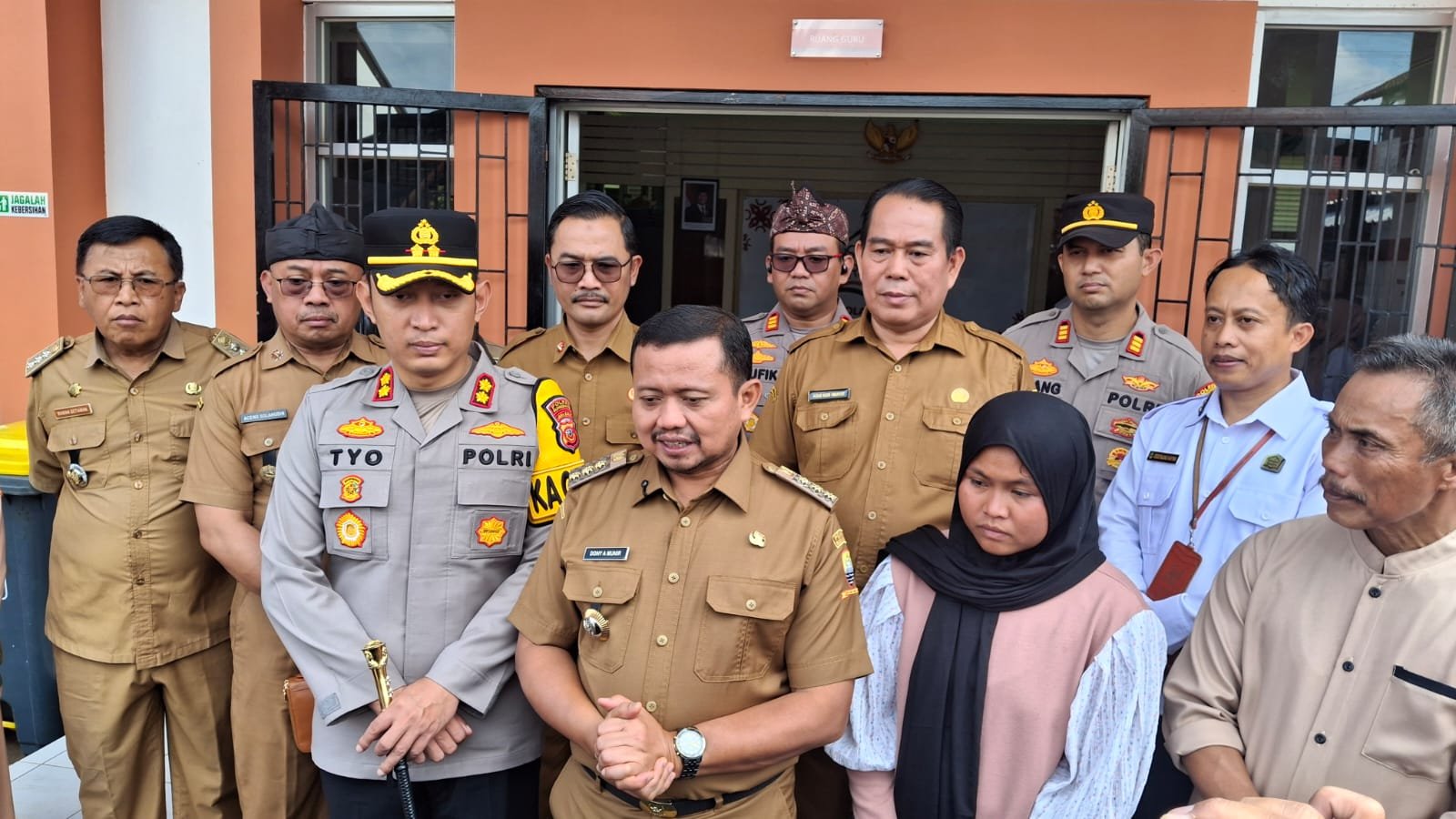 Anak Pemulung Viral Masuk Sekolah, Kapolres dan Bupati Sumedang Turun Langsung Dampingi