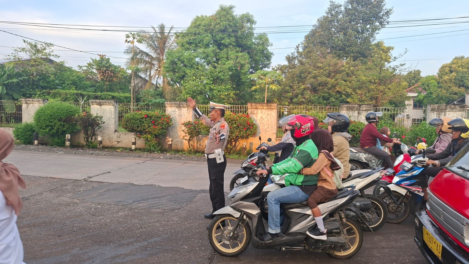 Hadir di Tengah Masyarakat, Lantas Polsek Jatiluhur Gencarkan Pengaturan Lalu Lintas Demi Kelancaran Arus Kendaraan