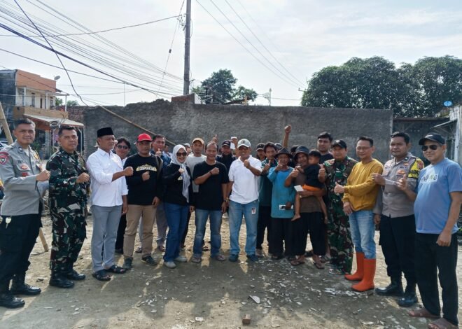 Polisi Di Purwakarta dan Warga Bersatu Bersihkan Dampak Puting Beliung Di Kecamatan Cibatu.