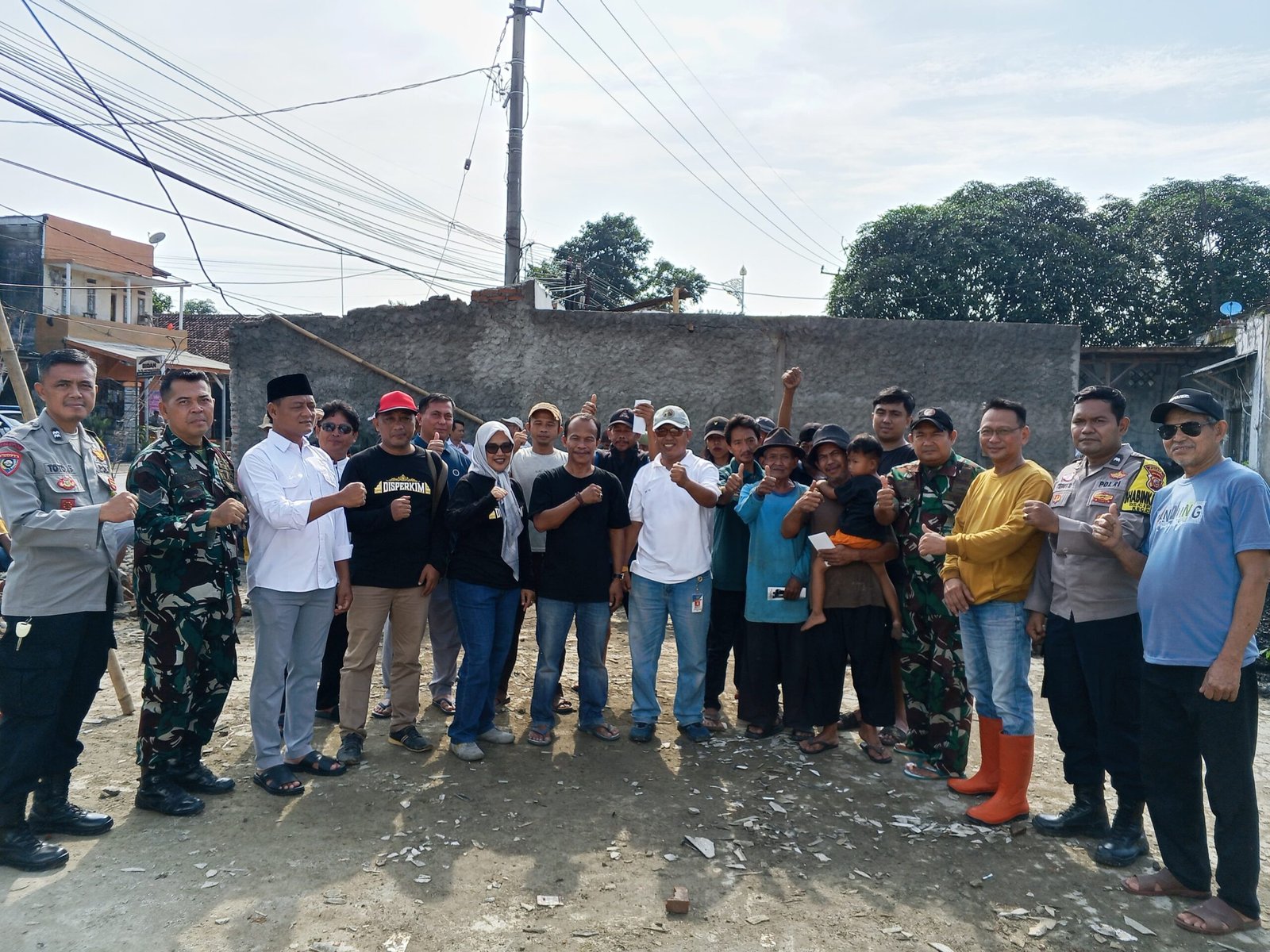 Polisi Di Purwakarta dan Warga Bersatu Bersihkan Dampak Puting Beliung Di Kecamatan Cibatu.