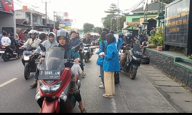 TNI, Santri, Mahasiswa dan Pramuka Bersatu, 2.500 Takjil Dibagikan di Tanjungsari Sumedang