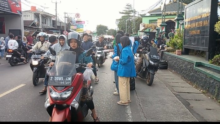 TNI, Santri, Mahasiswa dan Pramuka Bersatu, 2.500 Takjil Dibagikan di Tanjungsari Sumedang