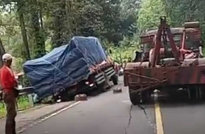 Evakuasi Truk Majun di Cigendel, Jalur Bandung–Sumedang Lumpuh Total Saat Proses Derek