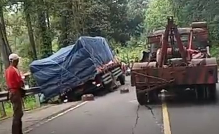Evakuasi Truk Majun di Cigendel, Jalur Bandung–Sumedang Lumpuh Total Saat Proses Derek