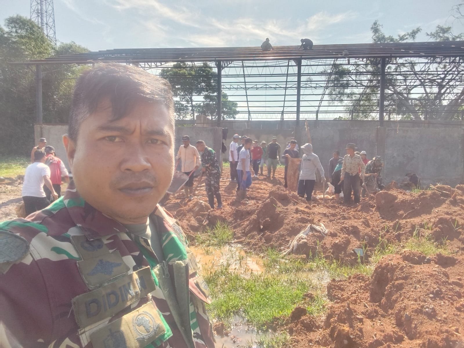 Gotong Royong Menggema di Desa Cijeruk! Ratusan Warga Bersama Babinsa Kebut Pembangunan Koperasi Merah Putih