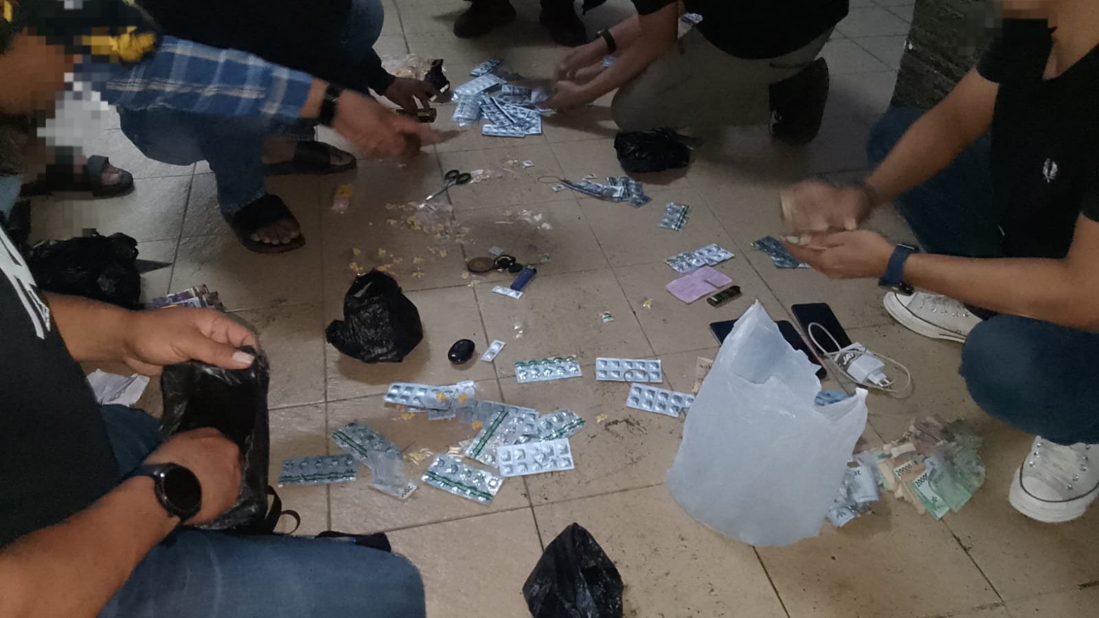 Den Intel Kodam III Siliwangi Grebek Peredaran Obat Keras Ilegal di Bandung, 7 Orang Diamankan Beserta Ribuan Butir Obat Type G di Sekitar RS Hasan Sadikin