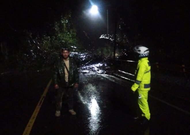 Longsor dan Pohon Tumbang Tutup Jalur Bandung–Cirebon, Polres Sumedang Lakukan Penanganan Cepat