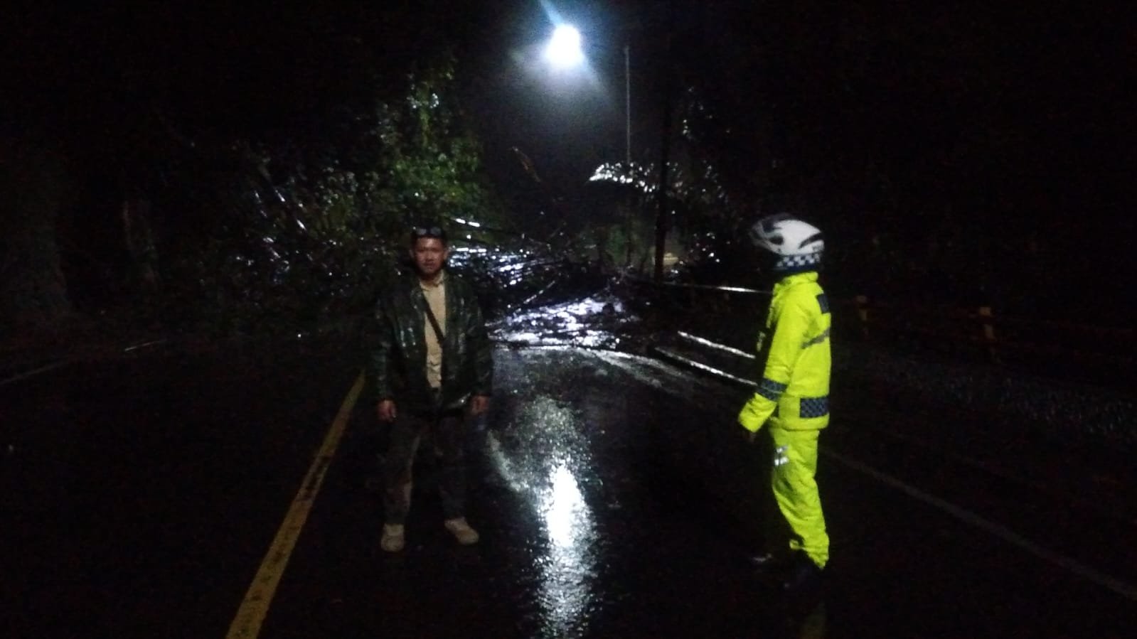 Longsor dan Pohon Tumbang Tutup Jalur Bandung–Cirebon, Polres Sumedang Lakukan Penanganan Cepat