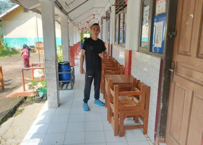 Solidaritas Tanpa Diminta, Warga Ciherang Kompak Angkut Bantuan Mobiler untuk SDN Karangmulya