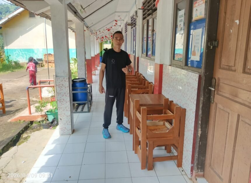 Solidaritas Tanpa Diminta, Warga Ciherang Kompak Angkut Bantuan Mobiler untuk SDN Karangmulya