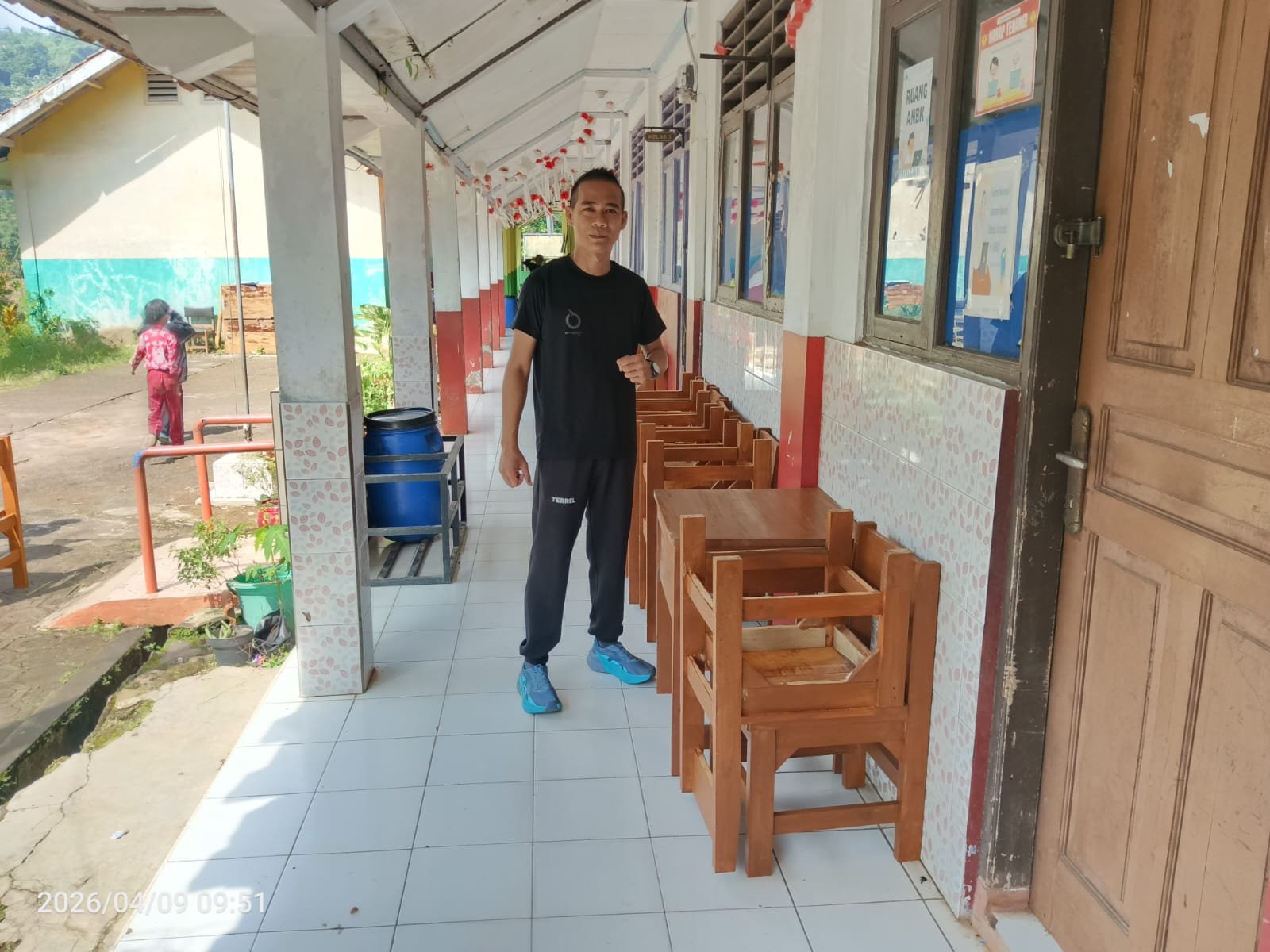 Solidaritas Tanpa Diminta, Warga Ciherang Kompak Angkut Bantuan Mobiler untuk SDN Karangmulya