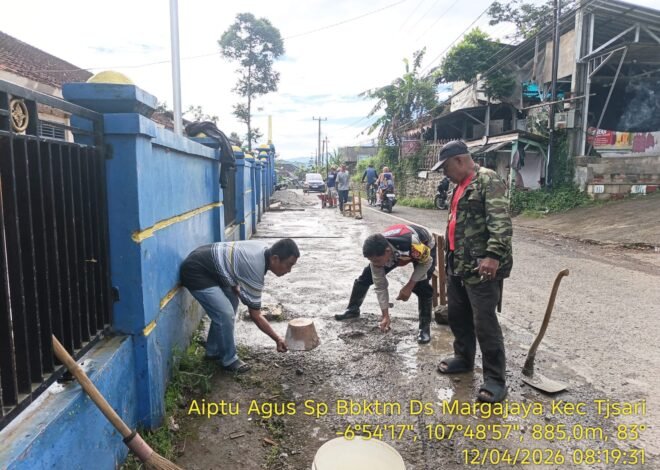 Sigap Demi Keselamatan Anak Bangsa, Bhabinkamtibmas dan Warga Gotong Royong Perbaiki Trotoar Depan SDN 1 Ciluluk