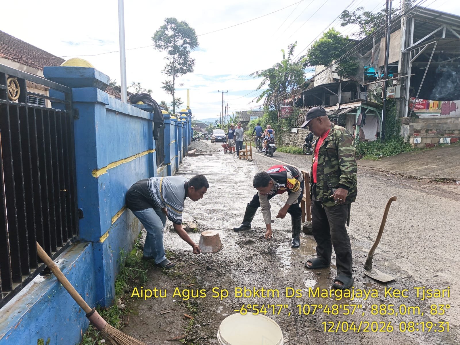 Sigap Demi Keselamatan Anak Bangsa, Bhabinkamtibmas dan Warga Gotong Royong Perbaiki Trotoar Depan SDN 1 Ciluluk