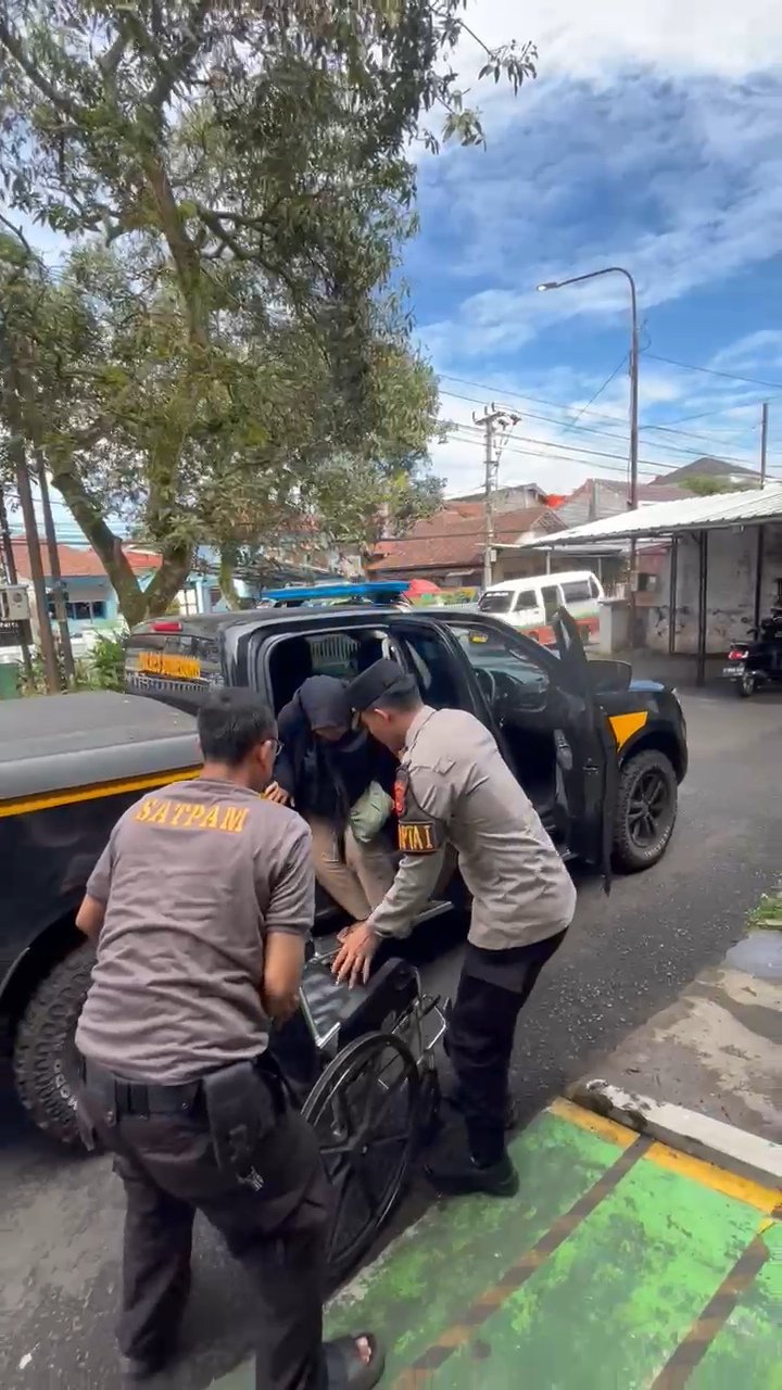 Polres Sumedang Respons Cepat, Ibu Hamil Kontraksi Dikawal ke Puskesmas Situ