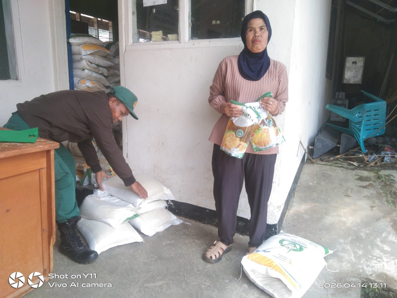 Bantuan Pangan 2026 Mengalir ke Kadakajaya: 896 KPM Terima 20 Kg Beras dan 4 Liter Minyak