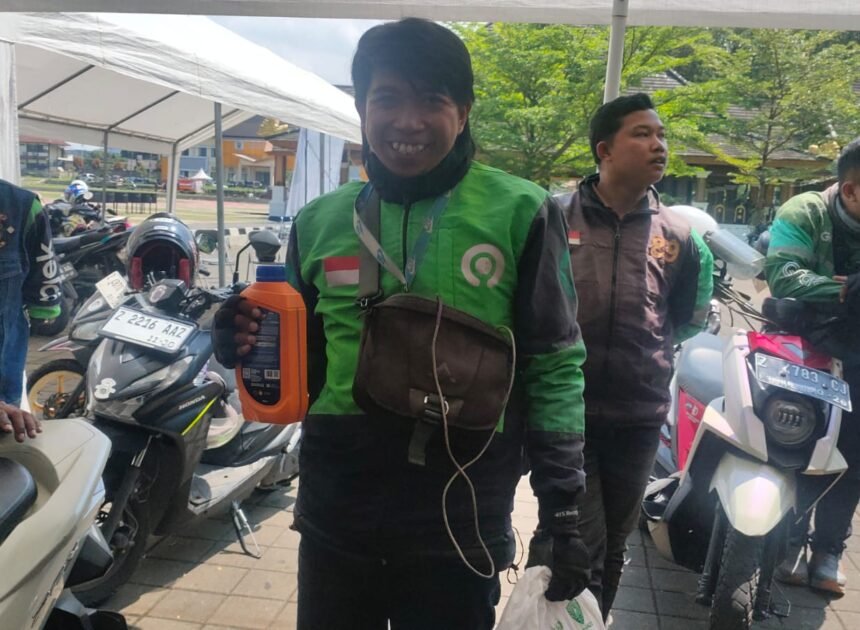 Peringati Hari Jadi Sumedang ke-448, Baznas Berbagi Oli Gratis untuk 300 Driver Ojol Yang Tergabung Di Forum Paguyuban Online Sumedang (POS)