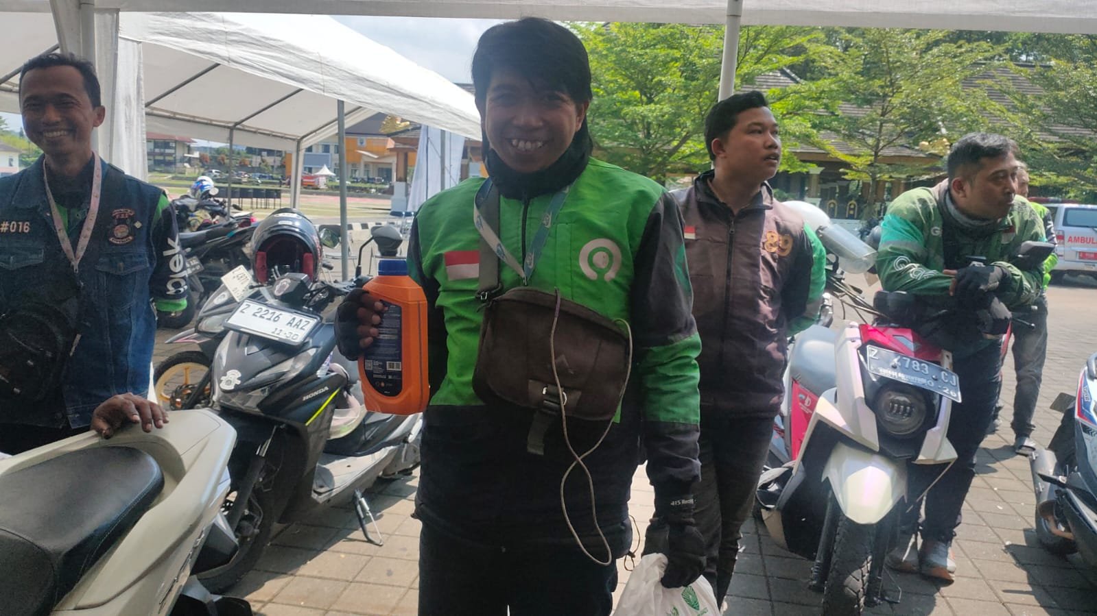 Peringati Hari Jadi Sumedang ke-448, Baznas Berbagi Oli Gratis untuk 300 Driver Ojol Yang Tergabung Di Forum Paguyuban Online Sumedang (POS)