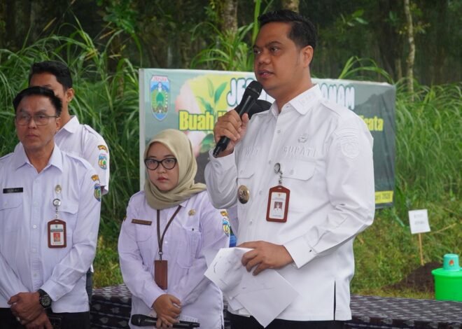 Sulap Lahan Pinggir Jalan Jadi “ATM Desa”, Bupati Tanam Kioji dan Kelengkeng di Kembang, Panen Bisa Cuan Rp1 Juta per Pohon