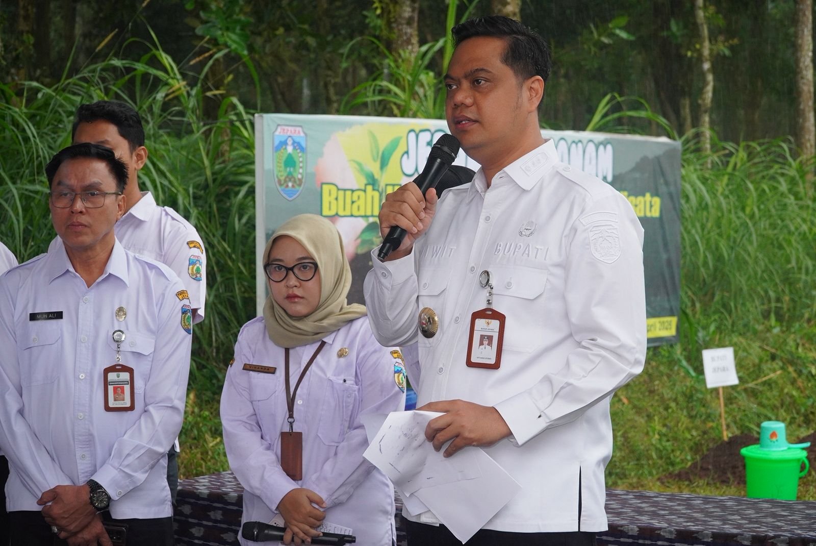 Sulap Lahan Pinggir Jalan Jadi “ATM Desa”, Bupati Tanam Kioji dan Kelengkeng di Kembang, Panen Bisa Cuan Rp1 Juta per Pohon